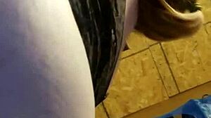 Vrouw doet solo met haar speeltje