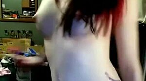 Liz Vicious’ cam show: Goth beauty’s pink dildo pleasure