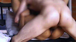 La Hijastra Se Acerca Sigilosamente a Su Padrastro