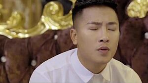 Beauty removes panties to masturbate her clit 😘