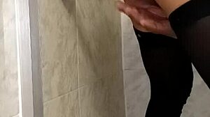 sexo con mi dildo en el baño, tan rico