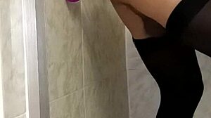 sexo con mi dildo en el baño, tan rico