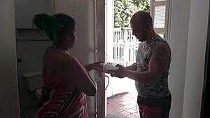 Con la excusa de pedir un poco de harina voy donde la mujer de mi mejor amigo para darle una rica follada y correrme en su cara