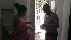 Con la excusa de pedir un poco de harina voy donde la mujer de mi mejor amigo para darle una rica follada y correrme en su cara