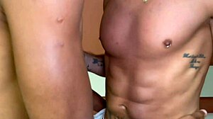 Moleque da Quebrada Fudendo o Gringo na Praia do RJ Creampie Orgasm