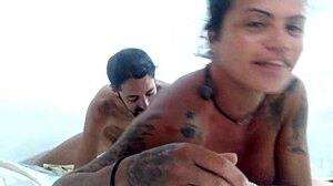 Tânărul se scufundă adânc în acțiune orală cu pasiune trans