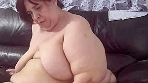 Mature feet tease with hairy pussy?