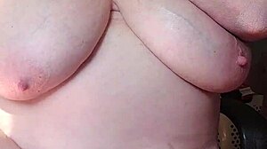 Missr8 likes to have fun and pleasure alone
