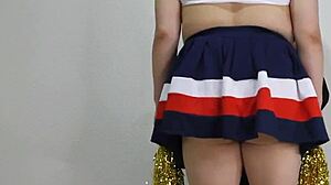 チアコスで大噴出！Check out this wild anime hentai!