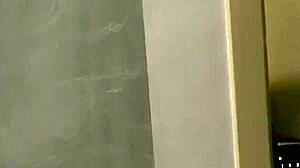 O invasor dotado fodeu o rabo do novinho em cena intensa