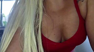 Casada conversa com marido enquanto chupa pau do amante