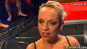 Urin-drickare sväljer cum med smak