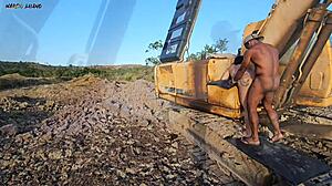 Worker abandons machine to fuck hot babe!