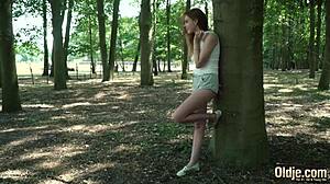 táto sexy mladá 18+ ryšavka láka dedka do divokého doggystyle