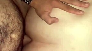 Comendo o cuzinho e gozando dentro da namorada gordinha