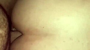 Comendo o cuzinho e gozando dentro da namorada gordinha