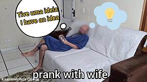 अंधी बीवी आराम करती है जबकि पति देखता है