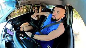 naughty uber pasažierka vyvedie vodiča z rozumu