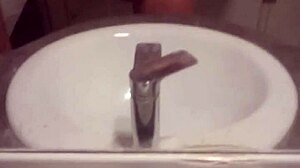 jeune gay se masturbe lentement, contrastant innocence et desir ardent, revelant son corps nu et ses gestes intenses