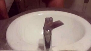 jeune gay se masturbe lentement, contrastant innocence et desir ardent, revelant son corps nu et ses gestes intenses