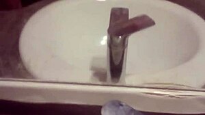 jeune gay se masturbe lentement, contrastant innocence et desir ardent, revelant son corps nu et ses gestes intenses