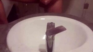 jeune gay se masturbe lentement, contrastant innocence et desir ardent, revelant son corps nu et ses gestes intenses