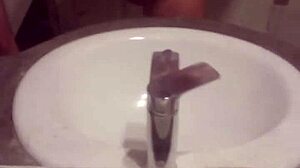 jeune gay se masturbe lentement, contrastant innocence et desir ardent, revelant son corps nu et ses gestes intenses