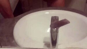 jeune gay se masturbe lentement, contrastant innocence et desir ardent, revelant son corps nu et ses gestes intenses