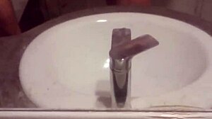 jeune gay se masturbe lentement, contrastant innocence et desir ardent, revelant son corps nu et ses gestes intenses