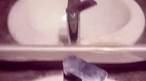 jeune gay se masturbe lentement, contrastant innocence et desir ardent, revelant son corps nu et ses gestes intenses