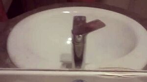 jeune gay se masturbe lentement, contrastant innocence et desir ardent, revelant son corps nu et ses gestes intenses