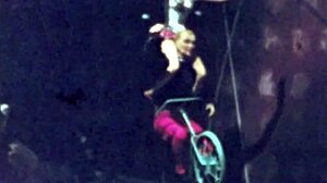 رسوم إيروتيكية قديمة تعرض أسلوب أنمي ريترو في مشاهد كلاسيكية مفصلة