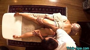 Blondes Hooters Rubbed