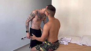 fui na casa do amigo tatuado pra relaxar só não imaginava que ele era pauzudo e gostava de meter parte i