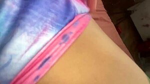 Entra a mi cuarto mientras veo porno casi me descubre y me masturbo detrás de ella sin que se de cuenta mientras le veo el culo