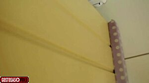 Padrasto filma enteada almo�ando sem calcinha