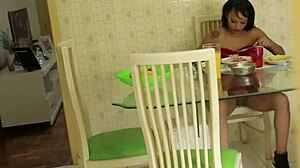 Padrasto filma enteada almo�ando sem calcinha