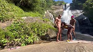 Eu E Meu Amigo Levamos A Pretinha Gostosa Para Cachoeira E Demos Pau Para Ela