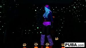 2 hot blondes share halloween scare