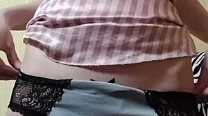 Only women fetish Elza has a wet pussy