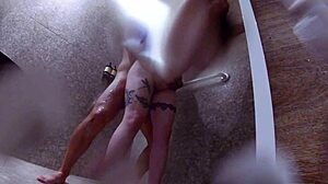 follandome a la clienta sexy con big ass tits en regaderas del gimnasio orgasm neighbors