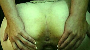 metiendo juguete nuevo en mi culo apretado me encanta el anal