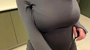 義母の大きなミルキーティッツが公衆で私を狂わせる