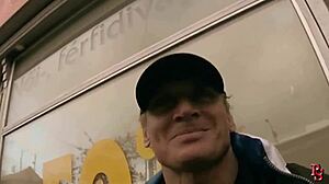 Jagt efter frisk 18-årig slavekød Zyna i byen