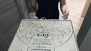 She Seduced The Courier While There Is No Husband