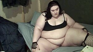 Does SSBBW Xutjja masturbate in a pig costume?