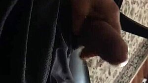 زب عربي عملاق يسيطر في فيديو خام عنيف