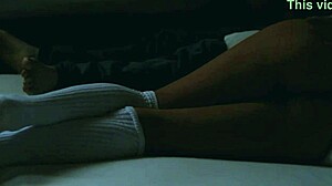 padrastro y amiga de hermanastra escapan al motel para disfrutar