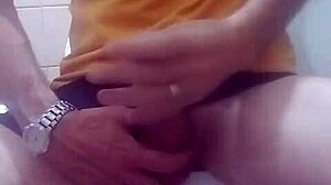 punheteiro gozando no banheiro sozinho