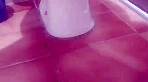 punheteiro gozando no banheiro sozinho